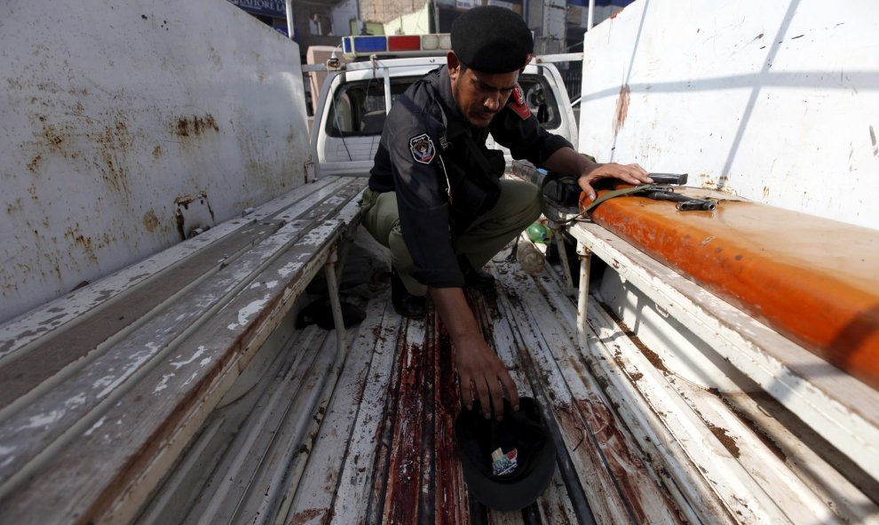 Un policía inspecciona el lugar donde se ha producido una emboscada a varios policías hoy, 2 de septiembre en Peshawar (Pakistán). Al menos tres policías han muerto y otros ocho han resultado heridos durante una emboscada en Urmar Payan cerca de Peshawar