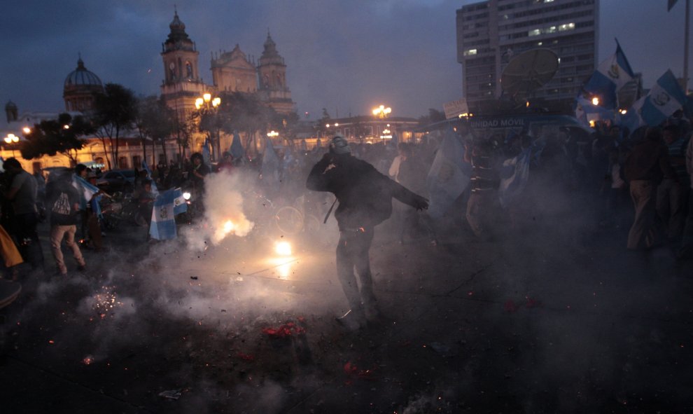 Ciudadanos celebran frente al Palacio Nacional de Guatemala tras la noticia de la pérdida de inmunidad del presidente guatemalteco, Otto Pérez Molina, anoche, martes 1 de septiembre de 2015. EFE/Esteban Biba