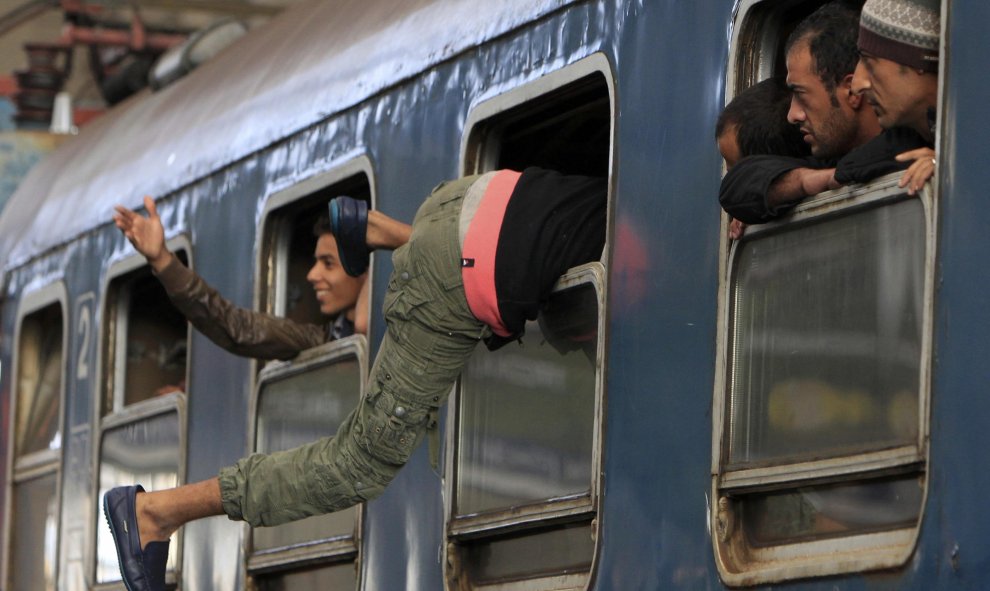 Refugiados esperan a que arranque el tren que le lleva rumbo a su sueño europeo. /REUTERS