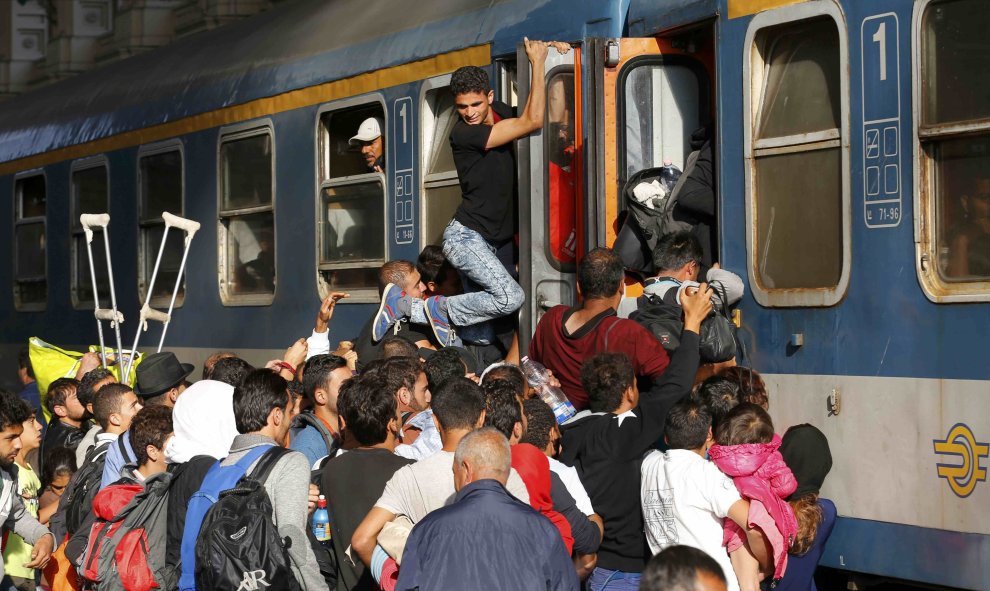 Los refugiados han intentado acceder a los trenes de todas las maneras posibles. /REUTERS