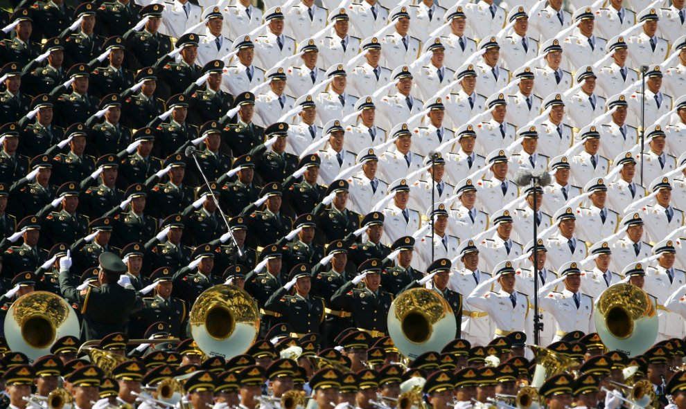 La banda militar saluda durante el desfle en la plaza de Tiananmen, en Pekín, para conmemorar el final de la II Guerra Mundial. REUTERS/Damir Sagolj