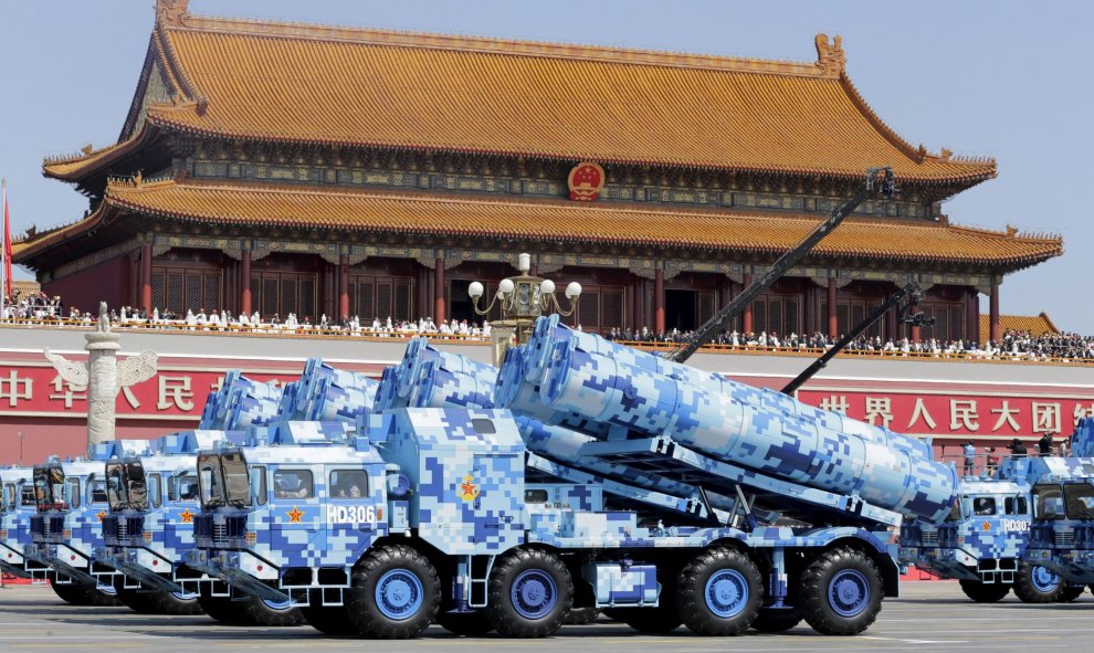 Vehículos militares con misiles tierra-mar desfilan frente a la Ciudad Prohibida, en la plaza de Tiananmen, en Pekín, en la marcha conmemorativa del final de la II Guerra Mundial. REUTERS / Jason Lee