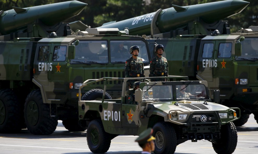 Vehículos con misiles DF-15B de corto alcance participan en el desfile en Pekín conmemorativo del final de la II Guerra Mundial. REUTERS/Damir Sagolj