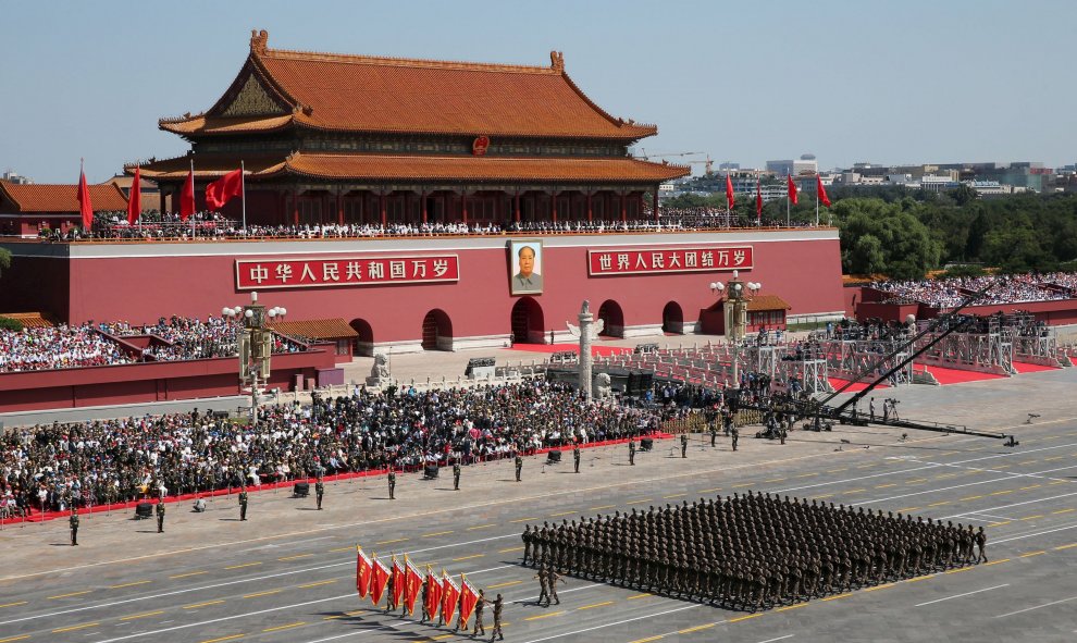 Tropas del Ejército Popular de Liberación chino en formación junto a la Ciudad Prohibida, en la Plaza de Tiananmen, en Pekín, participan en el desfile  conmemorativo del final de la II Guerra Mundial. REUTERS