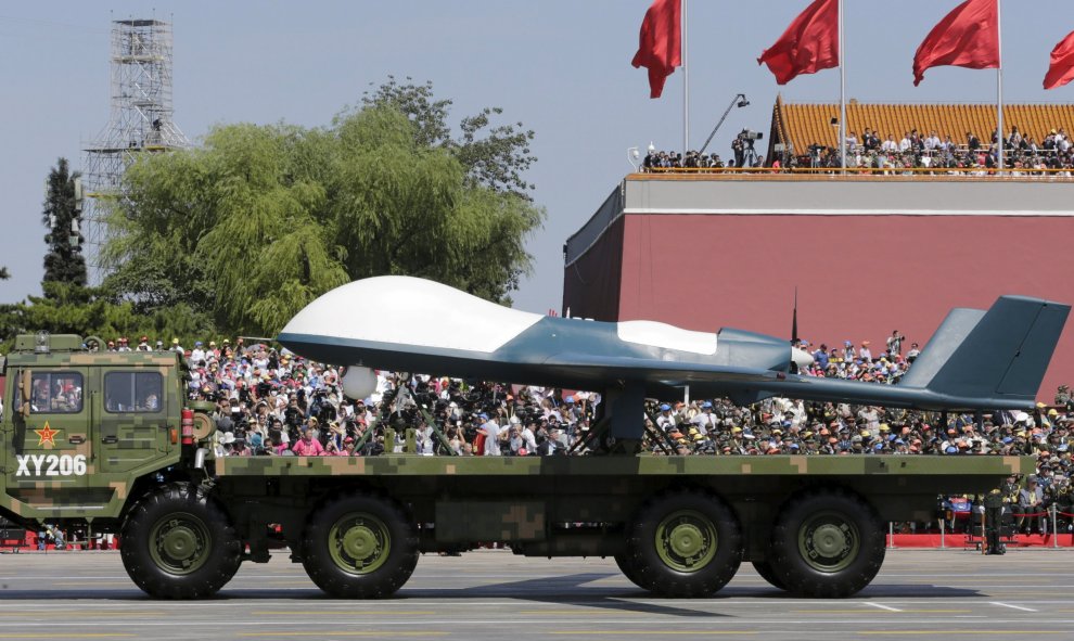 Un vehículo militar transporta el aviñon no tripulado Pterodactyl I, en la Plaza de Tiananmen, en Pekín, durante el desfile conmemorativo del final de la II Guerra Mundial. REUTERS/Jason Lee