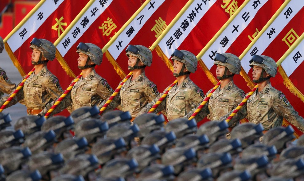 Soldados del Ejército chino en formación en la Plaza de Tiananmen, en Pekín, durante el desfile conmemorativo del final de la II Guerra Mundial. REUTERS/Jason Lee