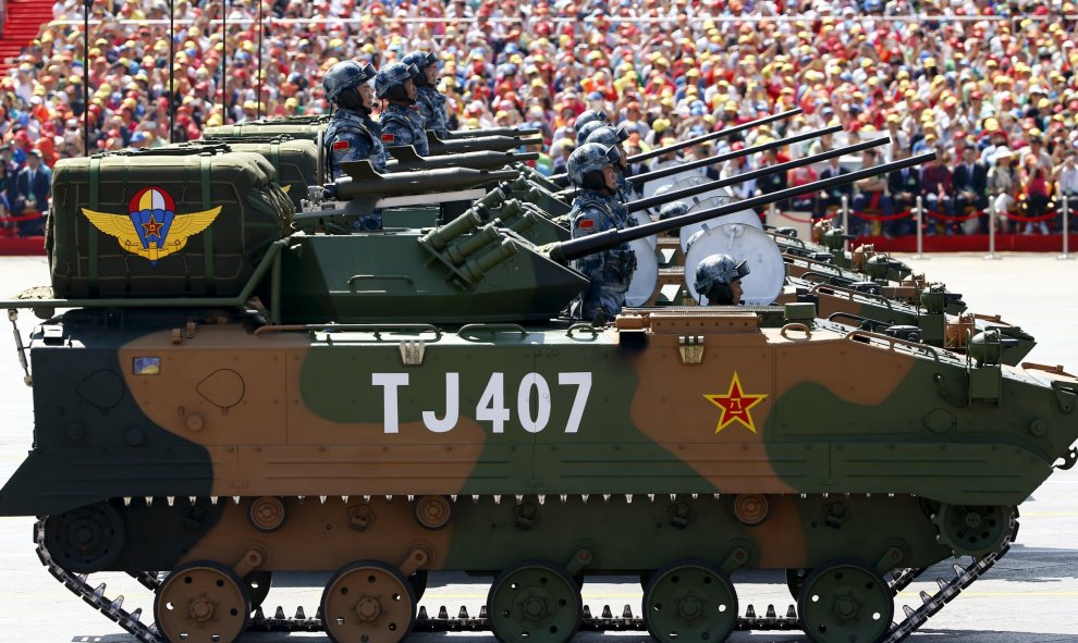 Vehículos blindatos armados del Ejército chino desfilan en la Plaza de Tiananmen, en Pekín, en la conmemoración del final de la II Guerra Mundial. REUTERS/Damir Sagolj