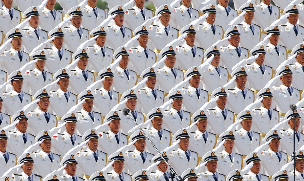 Miembros de la banda militar del Ejército chino cantan durante el desfile en Pekín comemorativo del final de la II Guerra Mundial. REUTERS/Damir Sagolj