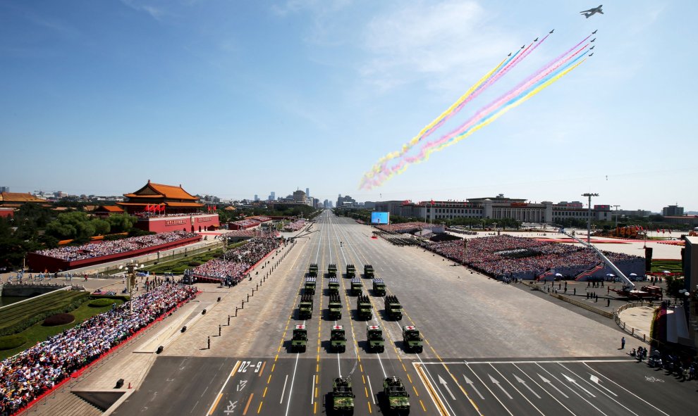 Vehículos y aviones del Ejército chino participan en el desfile conmemorativo del final de la II Guerra Mundial. REUTERS/Xinhua/Yao Dawei