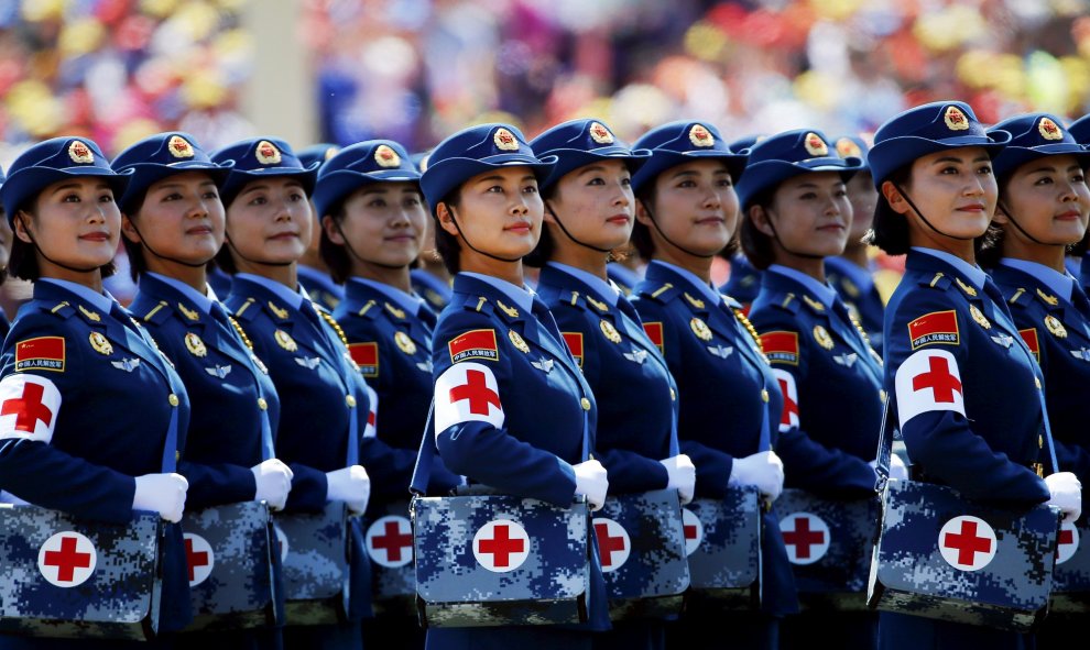 Enfermeras del Ejército chino desfilan en Pekín en la parada militar conmemorativa del final de la II Guerra Mundial. REUTERS/Damir Sagolj