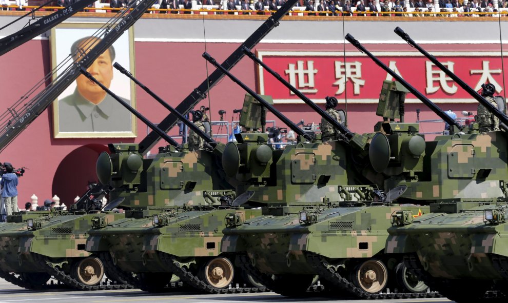 Vehículos de artillería antiaérea pasan junto a la Ciudad Prohibida, en la plaza de Tiananmen, en Pekín, durante el desfile militar para conmemorar el final de la II Segunda Guerra Mundial. REUTERS / Jason Lee