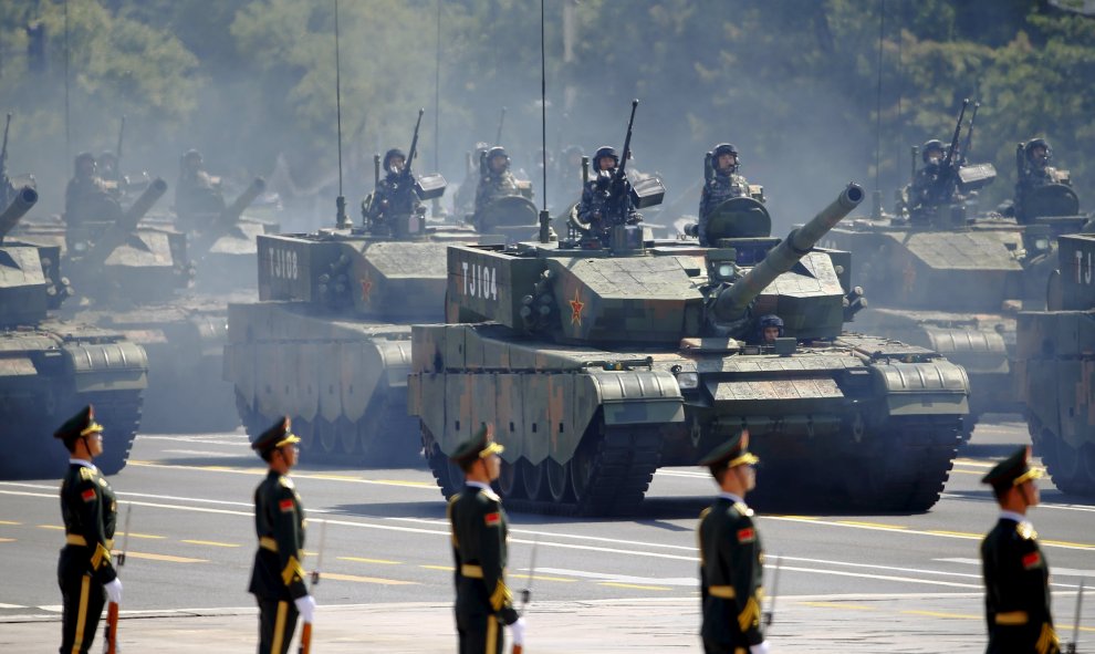 Vehículos blindados participan en el desfile en Pekín conmemorativo del final de la II Guerra Mundial. REUTERS/Damir Sagolj