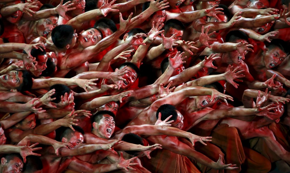 Bailarines actúan en un show para conmemorar el 70 aniversario del fin de la Segunda Guerra Mundial, en Beijing , China, 03 de septiembre de 2015. REUTERS / Kim Kyung - Hoon