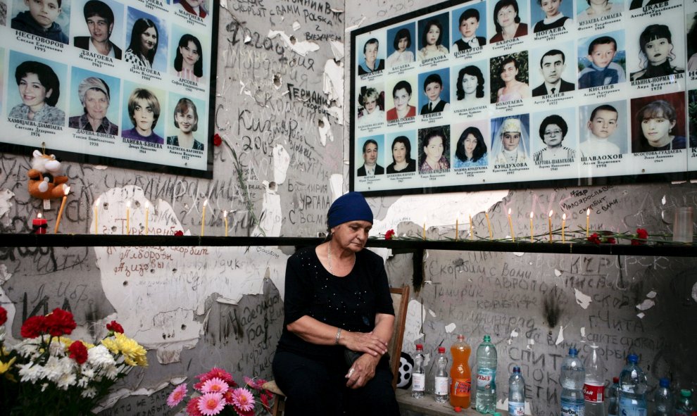 Una mujer llora durante una ceremonia conmemorativa para las personas que murieron durante la crisis de los rehenes de Beslan 2004 en el Colegio número uno de la ciudad del sur de Rusia, Beslán, 3 de septiembre de 2008.  REUTERS / Kazbek Basayev