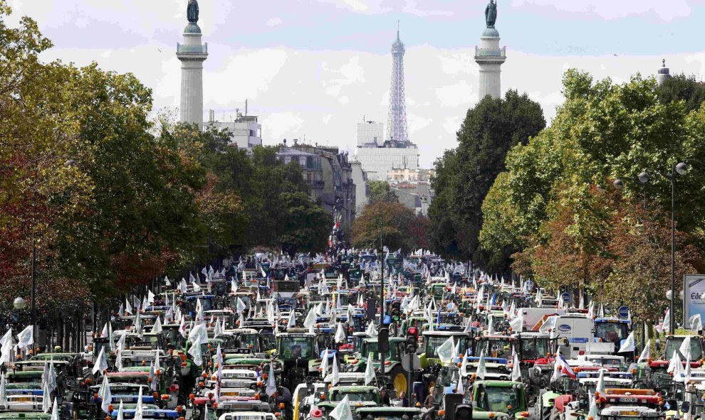 Los agricultores franceses se juntan en la plaza de la Nación, conduciendo sus tractores en el Cours de Vincennes, en París, Francia, 3 de septiembre de 2015. Cientos de tractores se dirigían hacia París para protestar para obtener más ayuda para el secto