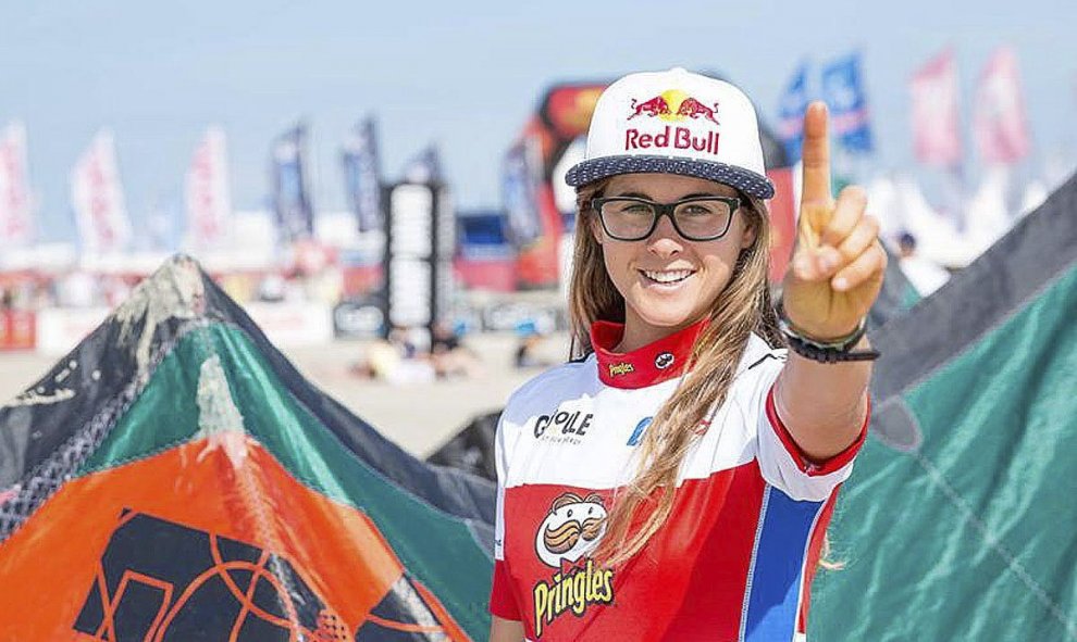 La regatista española de kitesurf (tabla con cometa) Gisela Pulido, nueve veces campeona del mundo en la modalidad de estilo libre, ha alcanzado el liderato por primera vez en la presente edición del Campeonato del Mundo y a falta de tres pruebas para que