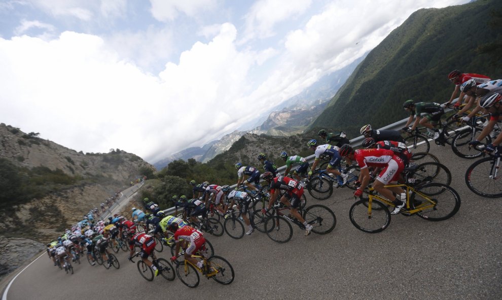 Vista del pelotón durante la duodécima etapa de la Vuelta Ciclista a España disputada entre Escaldes-Engordany (Andorra), y Lleida, con un recorrido de 173 kilómetros. EFE/Javier Lizón