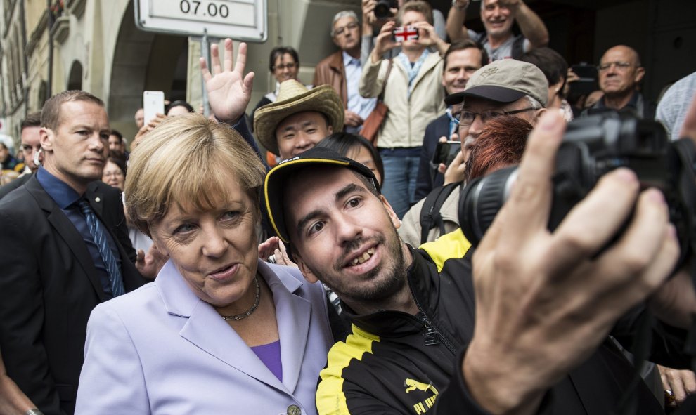 La canciller alemana Angela Merkel (i) posa para un selfie en Berna, Suiza, hoy, 3 de septiembre de 2015. Merkel realiza una visita oficial de un día al país. EFE/PETER SCHNEIDER / POOL