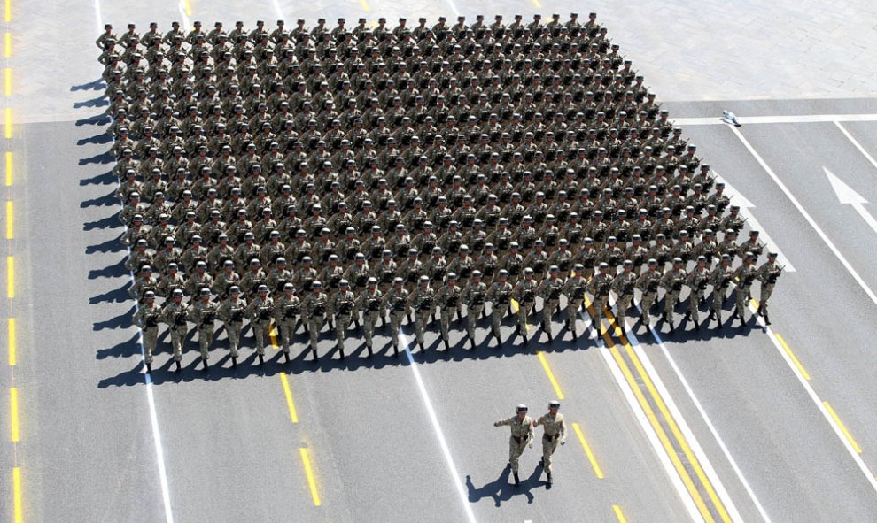 Soldados del Ejército chino en formación durante el desfile en Pekín conmemoriativo del final de la II Guerra Mundial. REUTERS