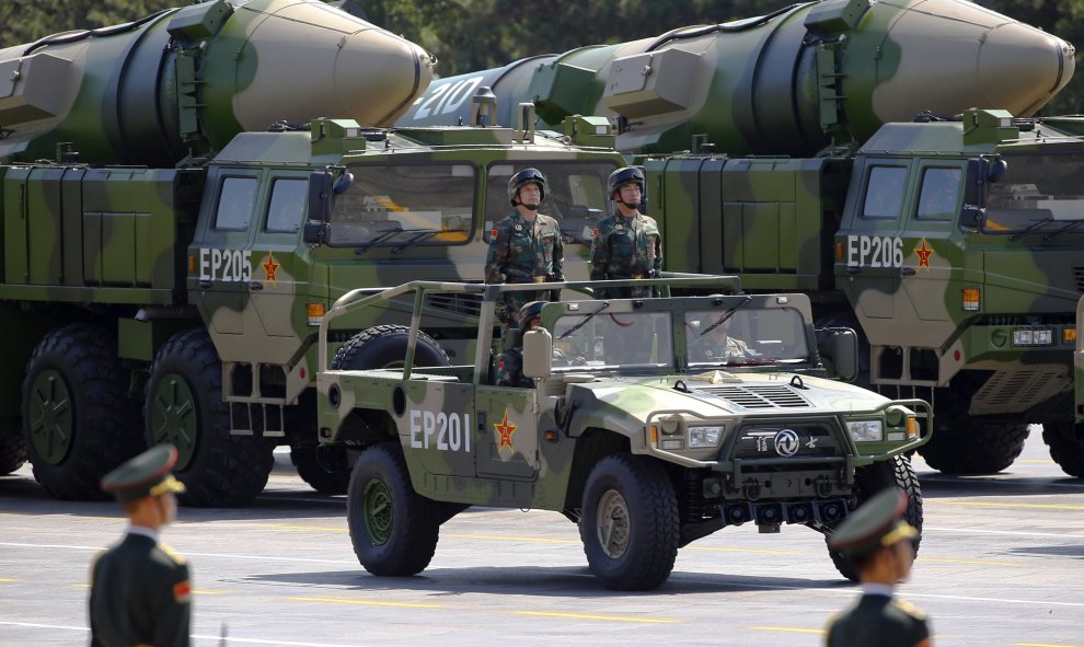 Vehículos militares transportando misilies balísticos DF-21D en el desfile por la Plaza de Tianannmen, conmemorativo del final de la II Guerra Mundial. REUTERS/Damir Sagolj