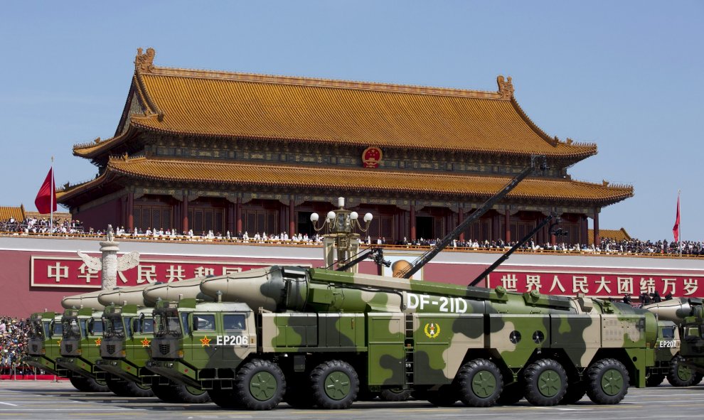 Vehículos militares chinos transportando misiles DF-21D anti-buques, que han participado en el desfile conmemorativo del final de la II Guerra Mundial. REUTERS/Andy Wong
