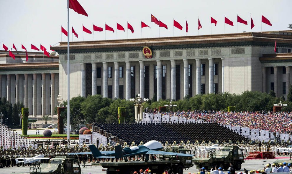 Vista general del desfile militar celebrado en la plaza Tiananmen con motivo del 70 aniversario del fin de la II Guerra Mundial. EFE/Xiao Yijiu