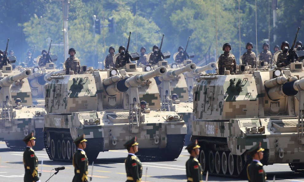 Vehículos armados circulan por la plaza de Tiananmen en Pekín durante un desfile militar con motivo del 70 aniversario del fin de la II Guerra Mundial. EFE/Wu Hong