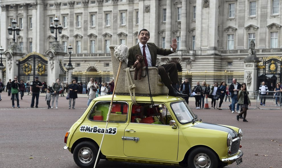 El comediante británico Rowan Atkinson, como 'Mr Bean', posa en un coche Mini delante del Buckingham Palace en el centro de Londres en un acto publicitario, 4 de septiembre de 2015. REUTERS / Toby Melville