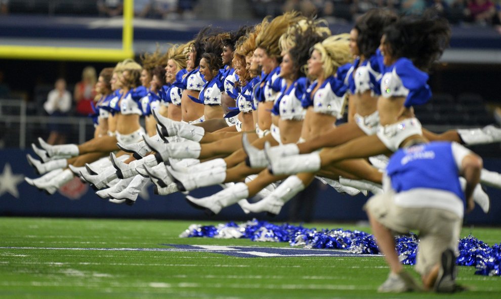 Las Vaqueritas, animadoras de Cowboys, se presentaron ayer durante su juego de pretemporada de la NFL en el AT&T de Arlington, Texas (EE.UU.). EFE/LARRY W. SMITH