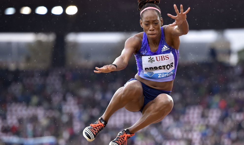 Shara Proctor de los EE.UU. compite en salto largo la Liga Diamante de Atletismo Weltklasse en Zurich ayer. AFP PHOTO / MICHAEL Buholzer