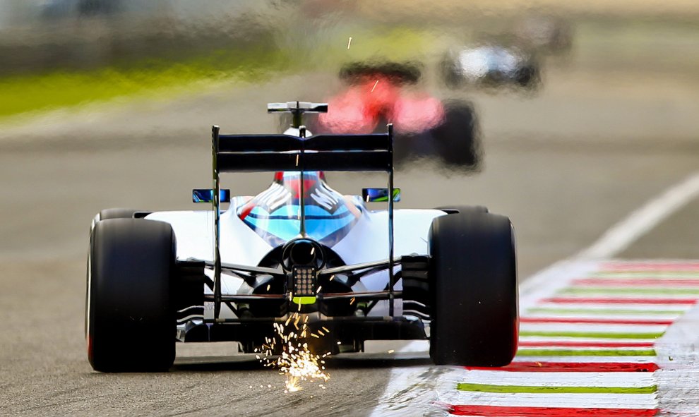 El brasileño de la escudería Williams de Fórmula Uno, Felipe Massa, pilota su monoplaza durante los segundos entrenamientos libres del Gran Premio de Italia que se disputa en el circuito de Monza, Italia, el 4 de septiembre de 2015. EFE/Srdjan Suki