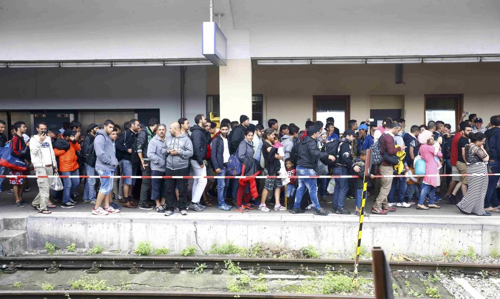 Los inmigrantes caminan a lo largo del andén tras bajarse del tren en Viena, Austria 5 de septiembre de 2015. REUTERS / Dominic Ebenbichler