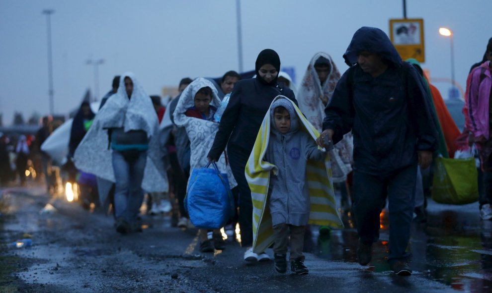 Inmigrantes llegan a la estación fronteriza de Hegyeshalom entre Austria y Hungría, Hungría, 5 de septiembre de 2015. REUTERS/Laszlo Balogh