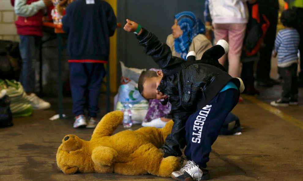 Un niño sonríe, a su llegada al punto de registro de los refugiados recién llegados.- MICHAEL DALDER (REUTERS)