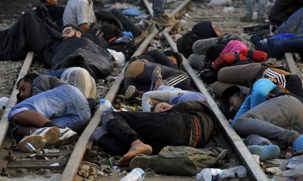 Refugiados y migrantes duermen en las vías del tren cerca de las fronteras de Grecia con Macedonia, cerca del pueblo de Idomeni, 6 de septiembre de 2015. REUTERS / Alexandros Avramidis