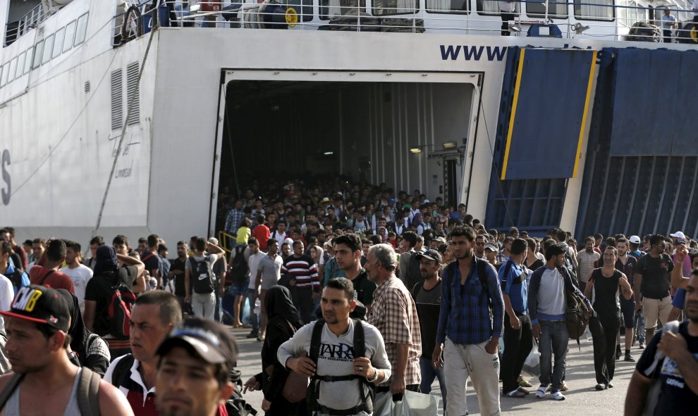Refugiados e inmigrantes llegan a bordo del buque de pasajeros Tera Jet en el puerto de El Pireo, cerca de Atenas, Grecia 6 de septiembre de 2015.REUTERS / Alkis Konstantinidis