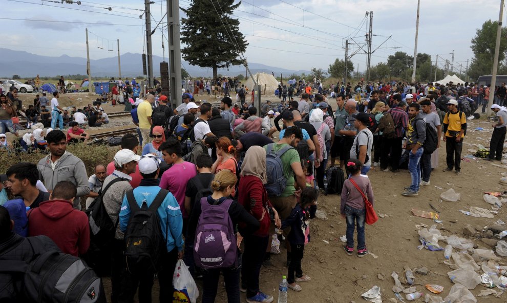 Refugiados y inmigrantes se preparan para cruzar la frontera de Grecia con Macedonia, cerca del pueblo de Idomeni, 6 de septiembre de 2015. REUTERS / Alexandros Avramidis