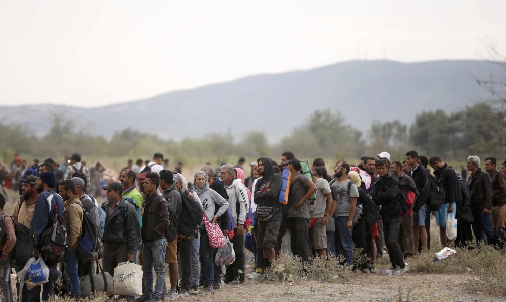 Desde junio, las autoridades macedonias han dicho que más de 60.000 inmigrantes han entrado en el país. Sólo en un día cerca de 1.500 refugiados entraron en Macedonia, la mayoría provenientes de Siria./ REUTERS / Stoyan Nenov