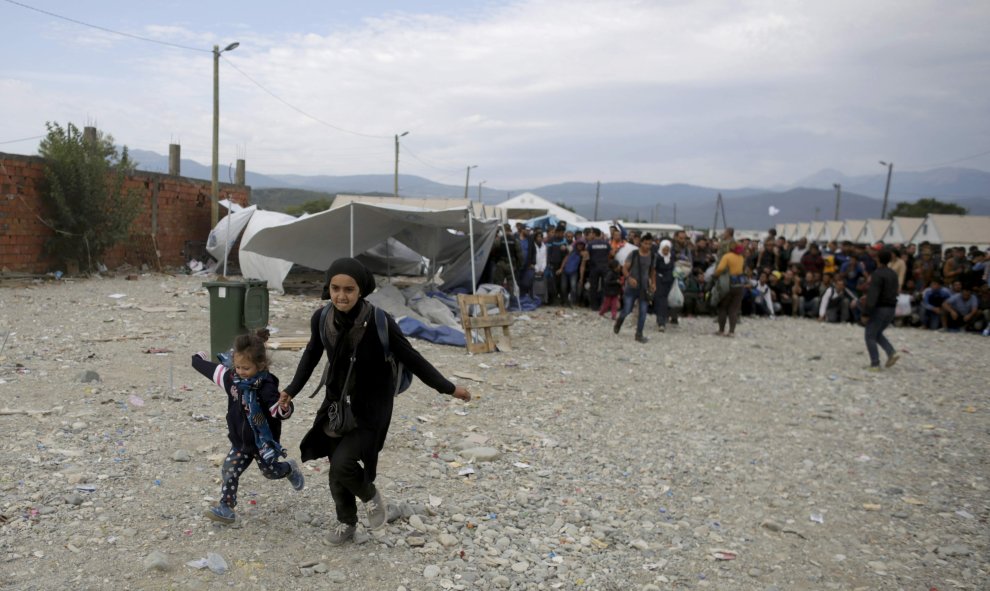 Niños procedentes del campamento improvisado este fin de semana en Macedonia corren para abordar un tren y poder cruzar la frontera cerca de Gevgelija (Macedonia)./ REUTERS/ Stoyan Nenov