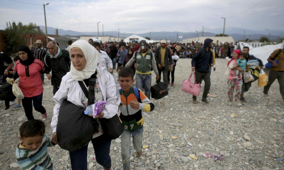 Los refugiados de Macedonia se ponen en marcha para emprender su camino a Hungría, el lugar seguro./ REUTERS/ Stoyan Nenov