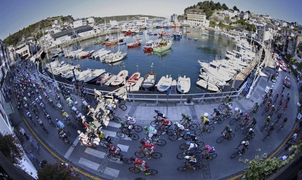 El pelotón al inicio de la decimosexta etapa de la Vuelta Ciclista a España con salida en la villa asturiana de Luarca y llegada en Ermita del Alba (Quirós), con un recorrido de 185 kilómetros. EFE/Javier Lizón