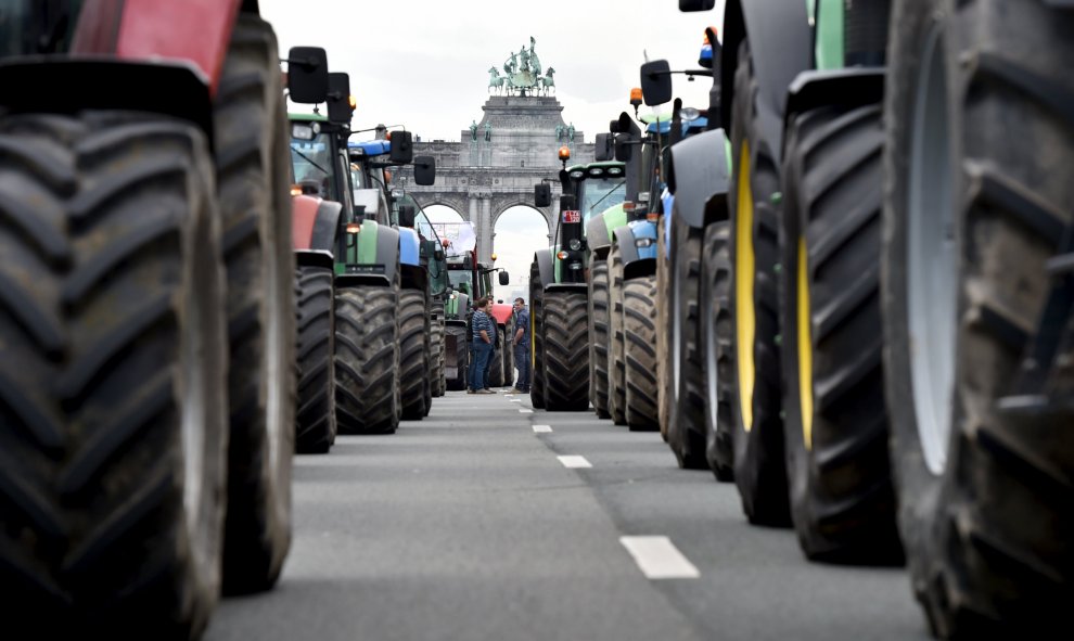 Tractores en el centro de Bruselas, donde los agricultores y los productores de leche de toda Europa han participado en una manifestación. REUTERS