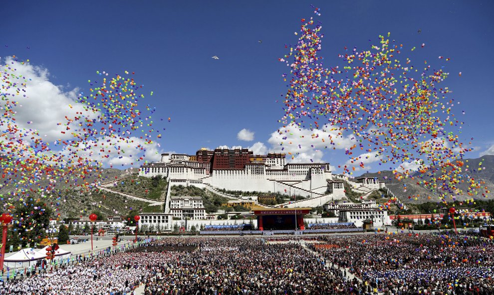 Sueltan globos en el evento de celebración en el Palacio de Potala que marca el 50 aniversario de la fundación de la Región Autónoma del Tíbet , en Lhasa, China, 8 de septiembre de 2015. REUTERS / China Daily