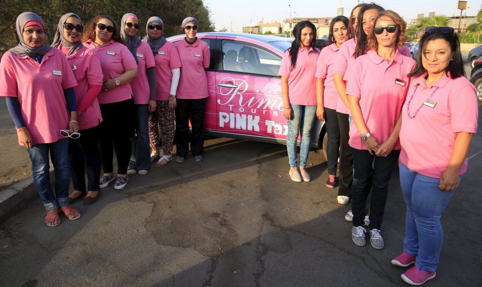 Una empresa de taxis en El Cairo, Egipto, que sólo contrata mujeres y sólo acepta a mujeres como pasajeras. Los taxis, el logo, el uniforme y hasta el pintauñas son rosas, en honor al nombre de la empresa "Pink Taxis". REUTERS/Amr Abdallah Dalsh