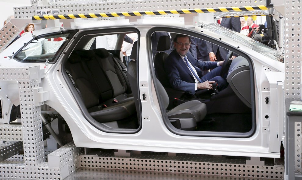 Mariano Rajoy dentro de un coche en la celebración del 40 aniversario de SEAT en Barcelona, España. 8, 2015. REUTERS/Albert Gea