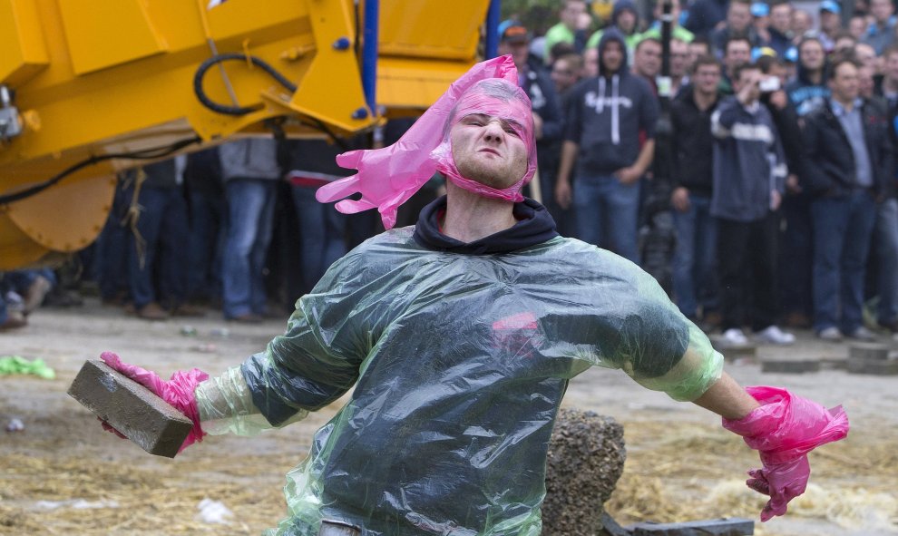 Manifestantes chocan con la policía antidisturbios en la manifestación de los agricultores y los productores de leche en Bruselas, Bélgica, ayer. Miles de agricultores se reunieron en la capital europea pidiendo más ayuda con los precios bajos y altos cos