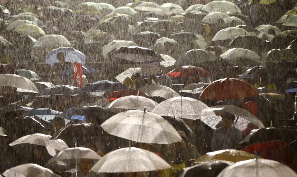 Una manifestación contra la ley de seguridad de Japón, contra el primer ministro Shinzo Abe y su gobierno, durante las fuertes lluvias causadas por el tifón Etau, en Tokio 9 de septiembre de 2015. REUTERS / Issei Kato