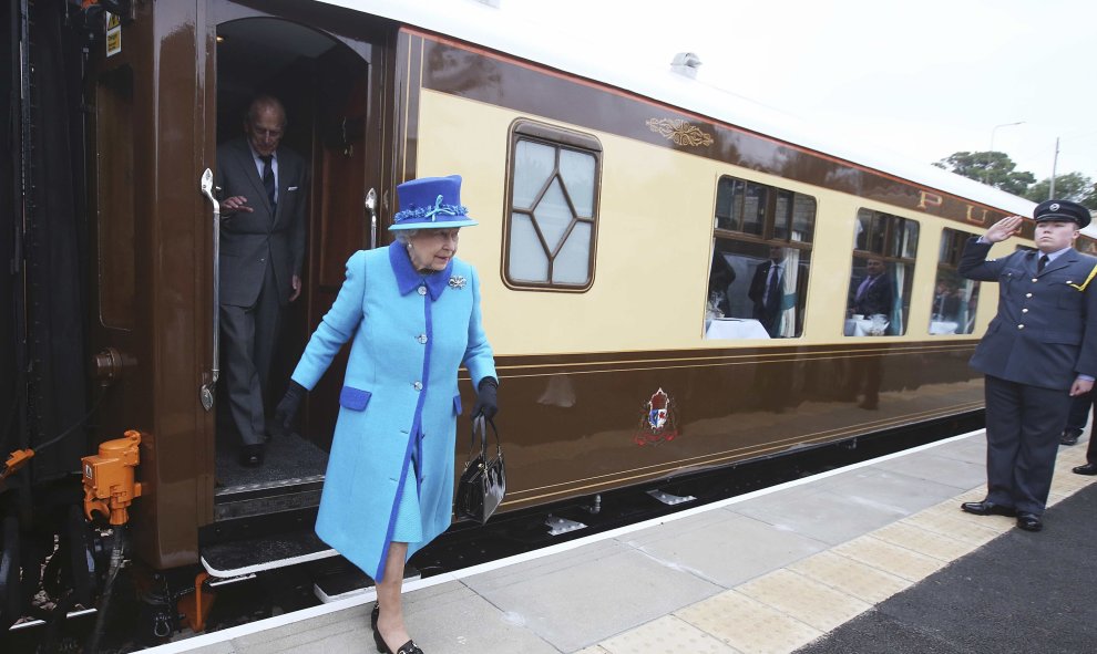 La reina Isabel se baja del tren en la estación Newtongrange, en Escocia, 9 de septiembre de 2015. La reina ha inaugurado oficialmente el nuevo Scottish Borders Ferrocarril en el día en que se ha convertido en la monarca con más años de reinado en Gran Br