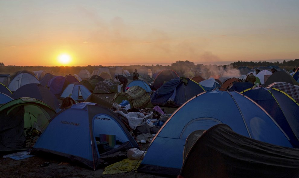 Fogatas al amanecer para dar calor a los inmigrantes en el punto de recogida en el pueblo de Röszke, Hungría 9 de septiembre de 2015. REUTERS / Marko Djurica