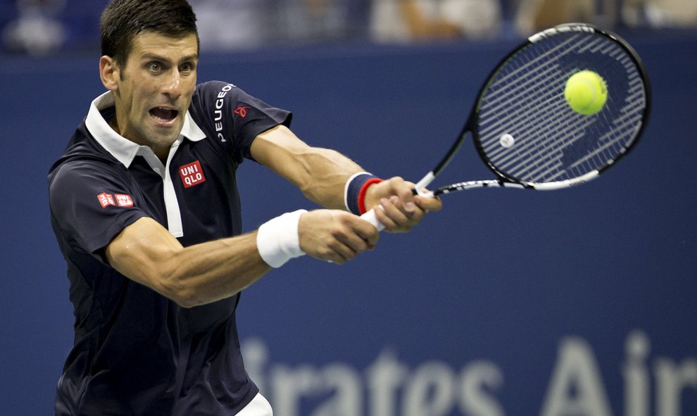 Novak Djokovic de Serbia golpea la pelota ante Feliciano López de España durante su partido de cuartos de final en el torneo de tenis Open de Estados Unidos en Nueva York, ayer. REUTERS / Carlo Allegri